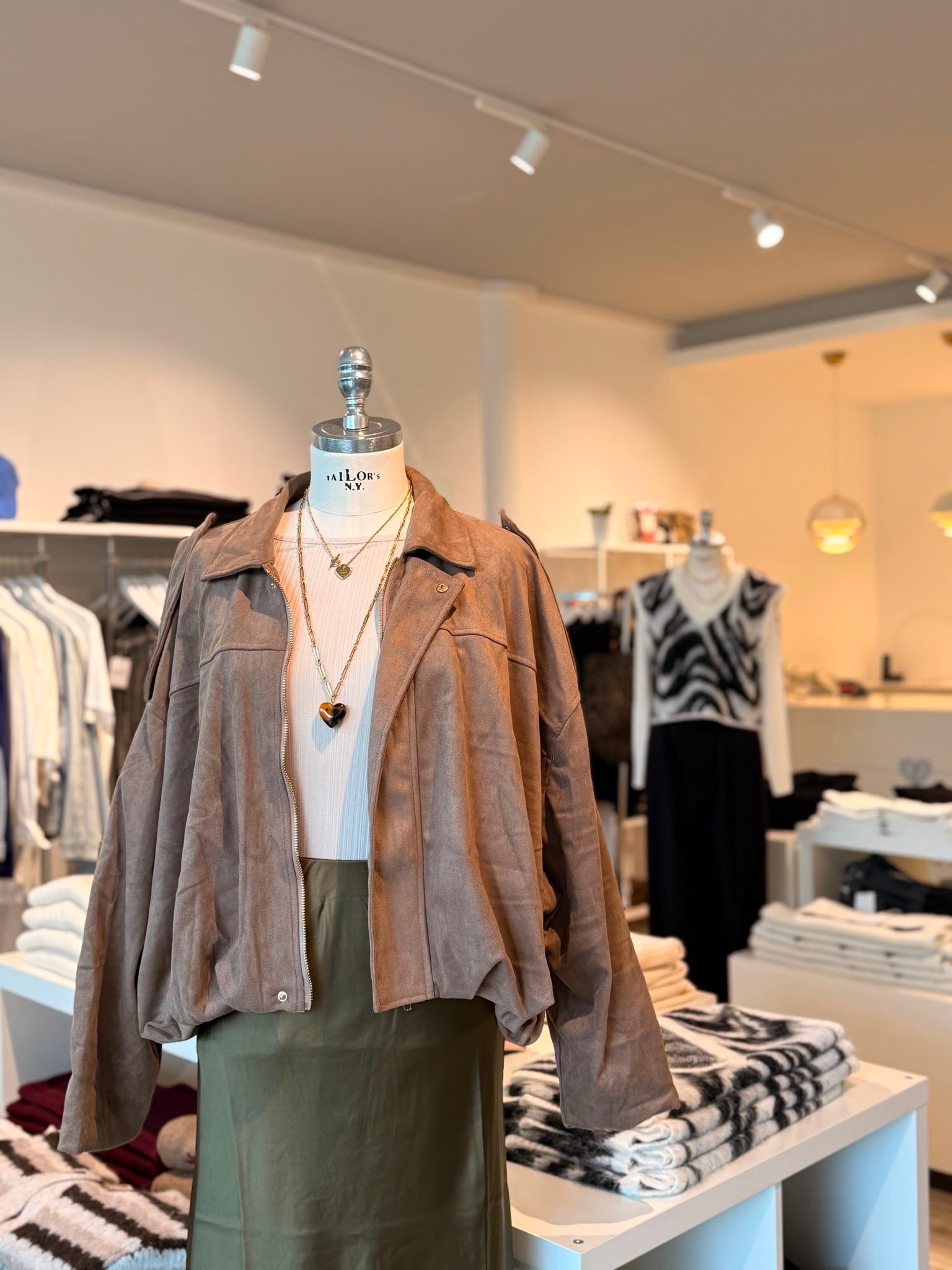 Outfit auf Schneiderpuppe in der Boutique